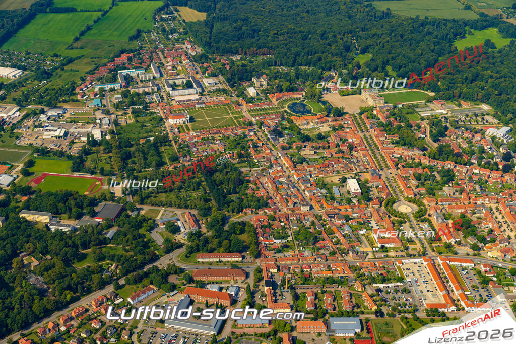 Luftbild Ludwigslust - Die Luftaufnahme wurde 2025 vom UL-Flugzeug heraus erstellt ( keine Drohne ) - Hochauflösende Luftaufnahme - für professionelle Ausdrucke geeignet. Die Geschenkidee !Hier alle&nbsp;Infos zur Lizenzierung der LuftaufnahmeWir fliegen auch dieses Jahr wieder in Ihre Region um Luftbilder zu erstellen.- Luftbild anfragen