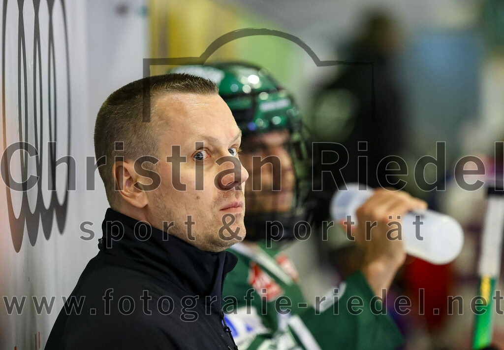 2023-11-03_060_TSV_Erding_gegen_ESC_Dorfen | Erding, Deutschland, 03.11.2023:
Eishockey, Bayernliga Vorrunde 2023 / 2024, 6. Spieltag, TSV Erding gegen ESC Dorfen, Endergebnis: 11:3

Trainer Ales Jirik (Erding Gladiators)

Foto: Christian Riedel / fotografie-riedel.net
