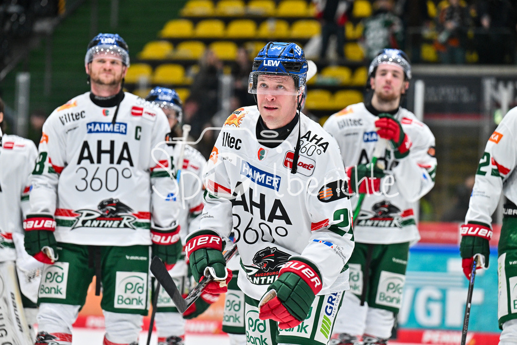Löwen Frankfurt - Augsburger Panther | FRANKFURT, GERMANY - 19. DECEMBER: die Spieler der Panther feiern zusammen mit den Fans den Auswärtssieg in Frankfurt nach dem Match zwischen den Löwen Frankfurt und den Augsburger Panthern am 29. Spieltag der Penny DEL in der Eissporthalle Frankfurt / T. J. TREVELYAN (Augsburger Panther 24)