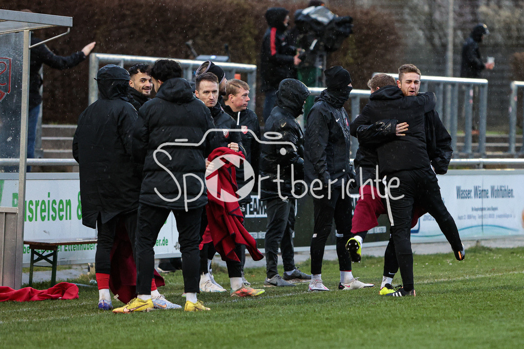 SV Heimstetten - FC Bayern Amateure | Die Bank der Hausherren jubelt nach dem Treffer zum 1-0 durch Alexis FAMBO (SVH #32)