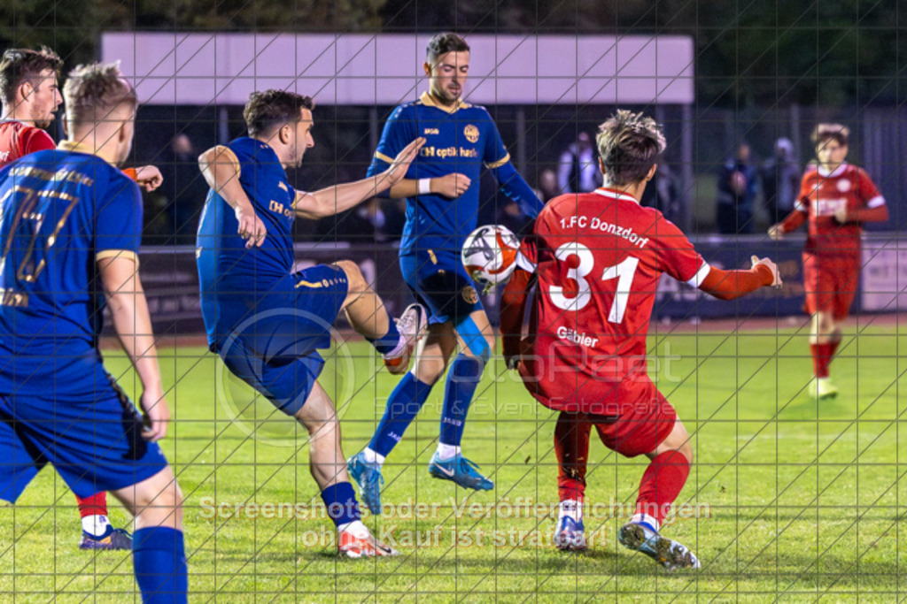 20251002_210428_0310-2 | #,1.FC Donzdorf (rot) vs. FV Faurndau (blau), Fußball, Bezirkspokal - Bezirk Neckar/Fils, 04. Runde, Saison 2025/2026, Rasenplatz Lautertal Stadion, Süßener Straße 16, 73072 Donzdorf, 02.10.2025 - 19:30 Uhr,Foto: PhotoPeet-Sportfotografie/Peter Harich