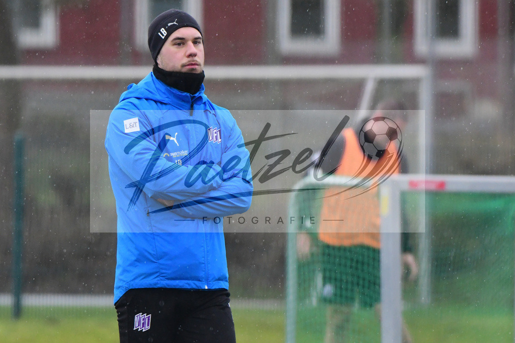 20200203_TRAOSN_0022 | Fußball, Herren: Physiotherapeut Lennart Bartling (VfL Osnabrueck) schaut waehrend der Trainingseinheit des VfL Osnabrueck im Sportpark Illoshoehe am 03.02.2020 in Osnabrueck, Deutschland. - Realisiert mit Pictrs.com