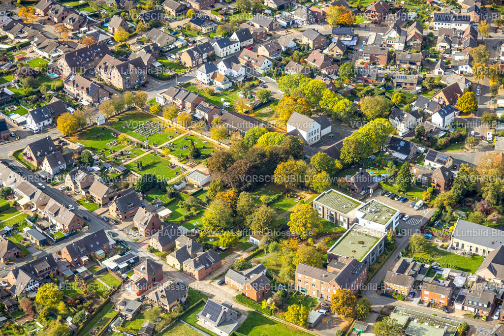 Kleve251005618 | Luftbild, Wohngebiet Ortsansicht Ortsteil Griethausen mit Friedhof und St. Josef-Haus für Senioren, Griethausen, Kleve, Niederrhein, Nordrhein-Westfalen, Deutschland