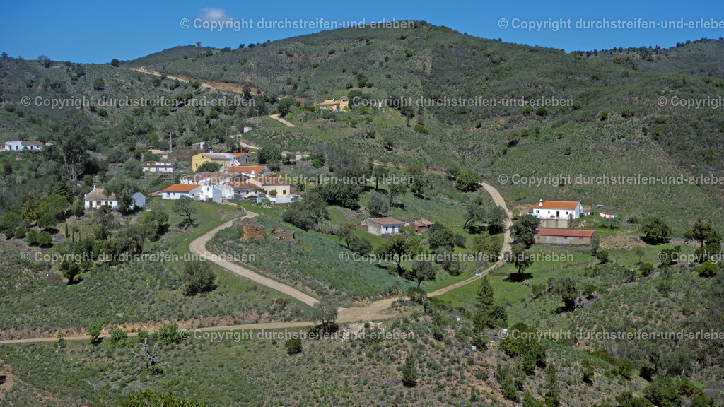 Blick aufs Dorf Fornalha, Serra do Caldeirão, Algarve | Blick aufs Dorf Fornalha, Serra do Caldeirão, Algarve - Realisiert mit Pictrs.com