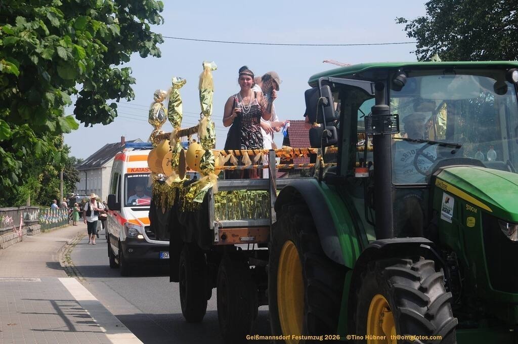 Geißmannsdorf-2026-Festumzug-108 | Festumzug in Geißmannsdorf bei Bischofswerda im Juni 2026. Fotografische Eindrücke und Momentaufnahmen vom Festumzug anläßlich des 800-jährigen Bestehens von Geißmannsdorf - mit Teilnehmern und Gästen, Strohpuppen und geschmückten Vorgärten und Grundstücken - Realisiert mit Pictrs.com