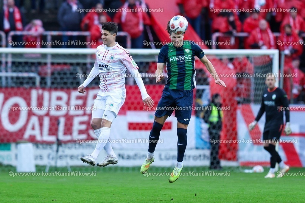 xKWIx06122501053 | 06.12.2025, xKWIx, Fußball, Regionalliga West, FC Gütersloh - RW Oberhausen, Ohlendorf Stadion im Heidewald: Moritz Stoppelkamp (Rot-Weiß Oberhausen #10) im Zweikampf gegen Justus Henke (FC Gütersloh #23) Photo: xKamilxWilkowskixPressefotoKochx