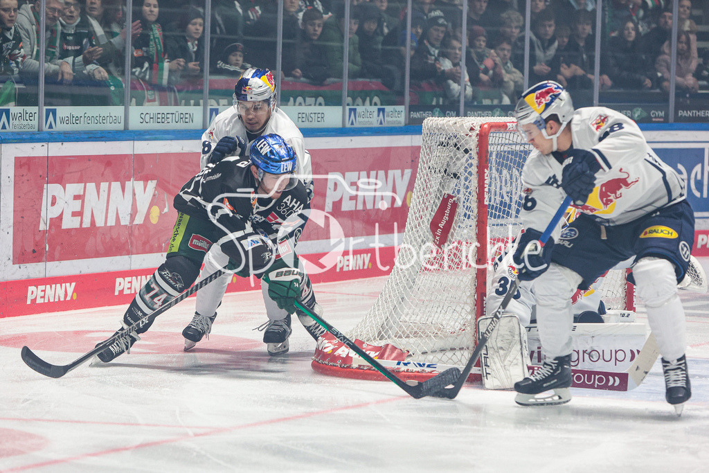 Augsburger Panther - EHC Red Bull Muenchen | Austin ORTEGA (RBM #8) im Duell mit Vincenzt SAPONARI (AEV #74), Ryan McKIERNAN (RBM #58)