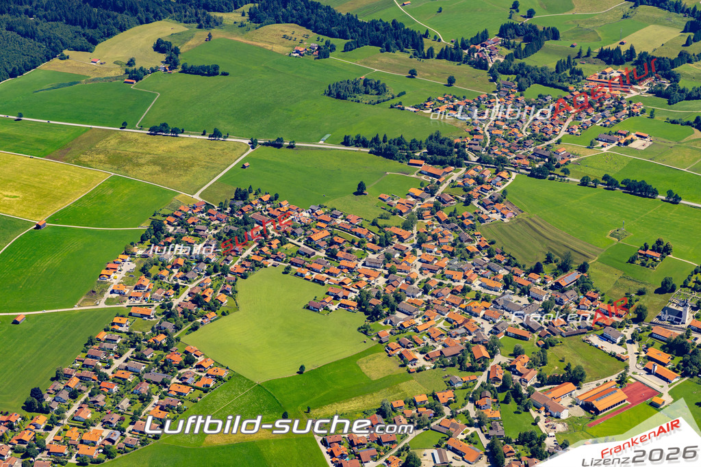 Aktuelles Luftbild von  Reichersbeuern - Die Luftaufnahme wurde 2022 mittels UL-Flugzeug erstellt ( keine Drohne ) - hochauflösende Kamera-Systeme von  Canon -Beste Qualität - Für grossformatige Ausdrucke geeignet. Die Geschenkidee !