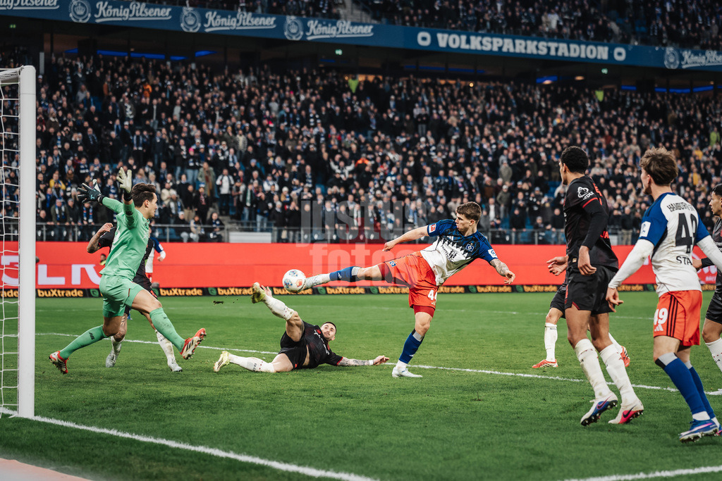Fußball | Männer | Saison 2025/2026 | 1. Fußball-Bundesliga | 17. Spieltag | Hamburger SV vs. Bayer 04 Leverkusen | 04.03.2026 | Luka Vuskovic (#44, HSV) mit der letzten Torchance des Spiels
