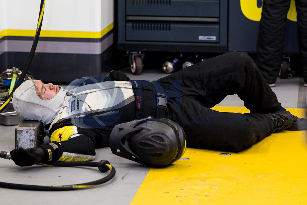 0D2A0791 | LE MANS,FRANCE,08.Jun.23 - MOTORSPORTS - WEC, FIA World Endurance Championships, 24 Hours of Le Mans, Circuit de la Sarthe, free practice 4. Image shows a mechanic. Photo: Trainproduction / Matthias Trinkl