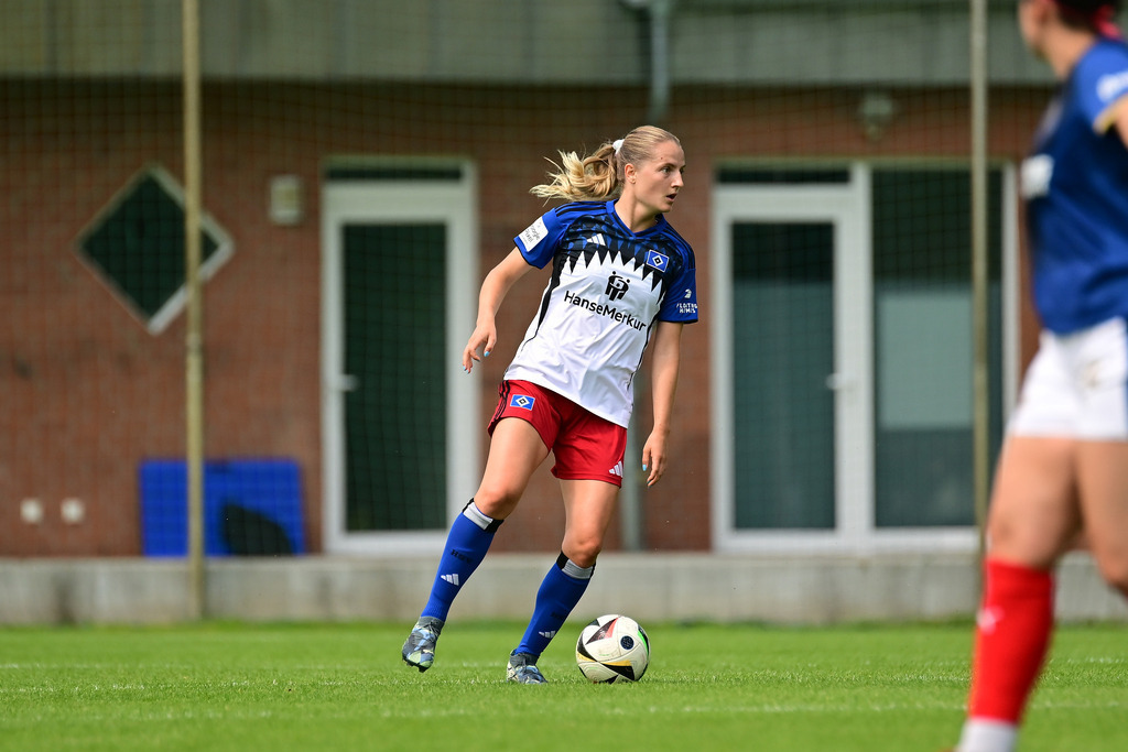 Fußball I Frauen I Saison 2025-2026 I Testspiel I Hamburger SV - Holstein Kiel | Nahaufnahme, Einzelfoto, Freisteller, Portrait, Porträt, Einzelbild, Einzelfoto, Körper: Nina Räcke (39, Hamburger SV) - Realisiert mit Pictrs.com