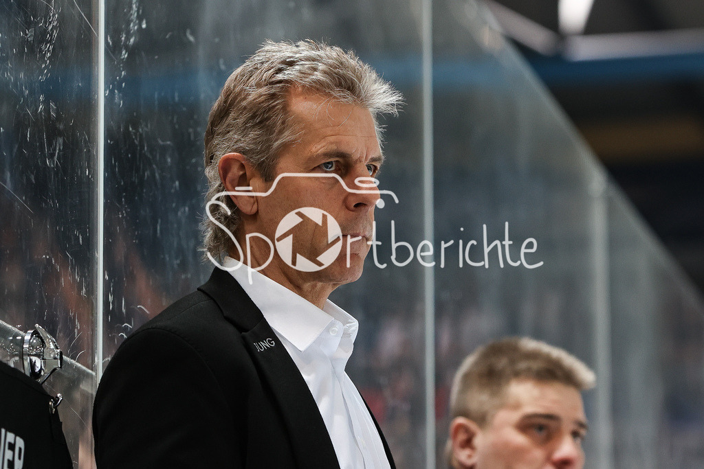 EHC München - Augsburger Panther | Augsburg Sportmanager Duanne MOESER in Aktion / Freisteller / Einzelfoto