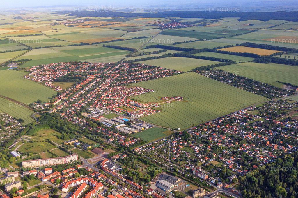 Luftbild: Ortsansicht von Südosten in Halberstadt im Bundesland Sachsen-Anhalt in Deutschland. Foto: IMG_58402.jpg vom 30.06.2013 durch Werner Riehm/FLY-FOTO.deAuflösung des Originals: 4752 x 3168 px