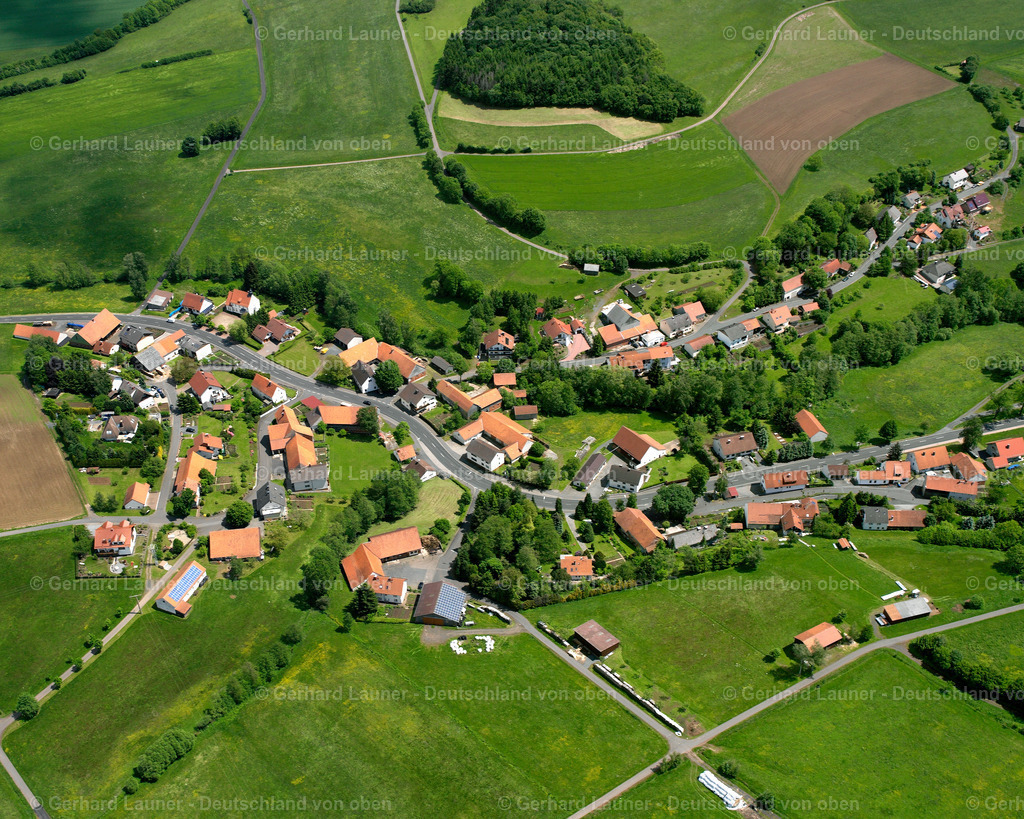 2615327 | HOLZMüHL 09.06.2006 Landwirtschaftliche Nutzflächen und Feldgrenzen  umsäumen das Siedlungsgebiet des Dorfes in Holzmühl im Bundesland Hessen, Deutschland // Agricultural land and field boundaries surround the settlement area of the village  in Holzmühl in the state Hesse, Germany Foto: Gerhard Launer