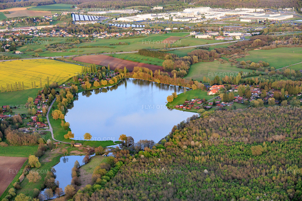 Aerial view: Lake Étang Saint-Hubert with Hôtel Restaurant Saint-Hubert - Hambach Sarreguemines in Hambach in the state Moselle, France. – Photo: IMG_154821.jpg taken on 04/17/2026 by Werner Riehm/FLY-FOTO.com – Resolution of the original: 6000 x 4000 px – SAINT HUBERT HAMBACH