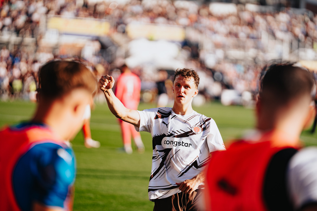 HEV00088 | Der offizielle Shop für FC St. Pauli Fotos. Wähle aus Spielszenen & Fanmomenten dein FCSP Wunschformat. Wir liefern Millerntor-Atmosphäre.
