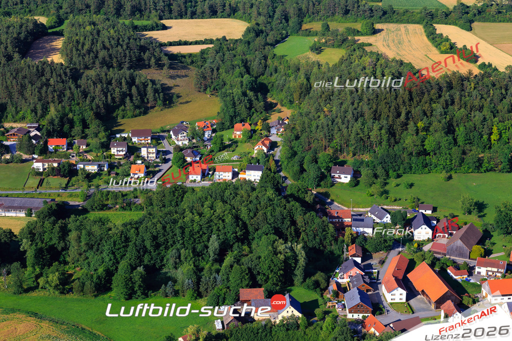 Die Luftaufnahme Woetzelsdorf - Kronach wurde vom UL-Flugzeug (keine Drohne) aus fotografiert.Hohe Druck- Auflösung-die Geschenkidee!