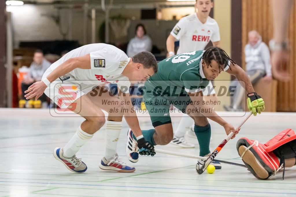 SFE_20240113_0012 | Mülheim, Deutschland, 13.01.2024: William Sanda (Uhlenhorst Mülheim) in Aktion waehrend des Spiels der Halle 1. Bundesliga Herren zwischen Uhlenhorst Mülheim vs Rot-Weiss Köln im Sporthalle Lehnerstr. (HTCU) am 13.01.2024 in Mülheim, Deutschland. (Foto von Stephan Fehrmann)

Mülheim, Germany, 13.01.2024: William Sanda (Uhlenhorst Mülheim) in action during the game of Halle 1. Bundesliga Herren between Uhlenhorst Mülheim vs Rot-Weiss Köln in Sporthalle Lehnerstr. (HTCU) at 13.01.2024 in Mülheim, Deutschland. (Foto von Stephan Fehrmann)