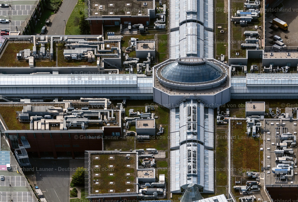 4050221 | OBERHAUSEN 25.08.2021 Gebäudekomplex und Gelände des Einkaufszentrum der CentrO Management GmbH in Oberhausen im Bundesland Nordrhein-Westfalen. Das Einkaufszentrum ist das Herzstück der Neuen Mitte der Stadt und liegt an der Osterfelder Straße. Weiterführende Informationen bei: Prime Management GmbH &amp; Co. KG,  Prime Real Estate Consulting GmbH,  RKW Architektur +  Rhode Kellermann Wawrowsky GmbH. // building complex of the shopping mall Centro in Oberhausen in the state of North Rhine-Westphalia. The mall is the heart of the "Neue Mitte" part of the city and is located on Osterfelder Strasse. Further information at: Prime Management GmbH &amp; Co. KG,  Prime Real Estate Consulting GmbH,  RKW Architektur +  Rhode Kellermann Wawrowsky GmbH. Foto: Gerhard Launer