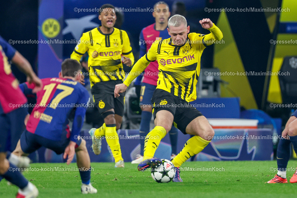 UCL11122402240 | 11.12.2024, UEFA Champions League, Borussia Dortmund - FC Barcelona, 8. Spieltag, Signal Iduna Park, Saison 2024 2025: Marc Casado (Barca #17) im Zweikampf gegen Julian Ryerson (BVB #26)