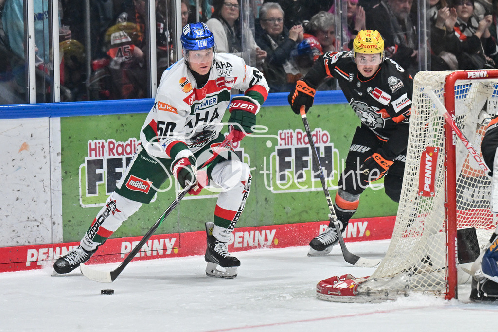 Löwen Frankfurt -Augsburger Panther | im Duell Alexander OBLINGER (Augsburger Panther #50) und Maksim MATUSHKIN (Löwen Frankfurt #52) / Zweikampf / DEL: Loewen Frankfurt - Augsburger Panther, Eissporthalle Frankfurt am 14.02.2025