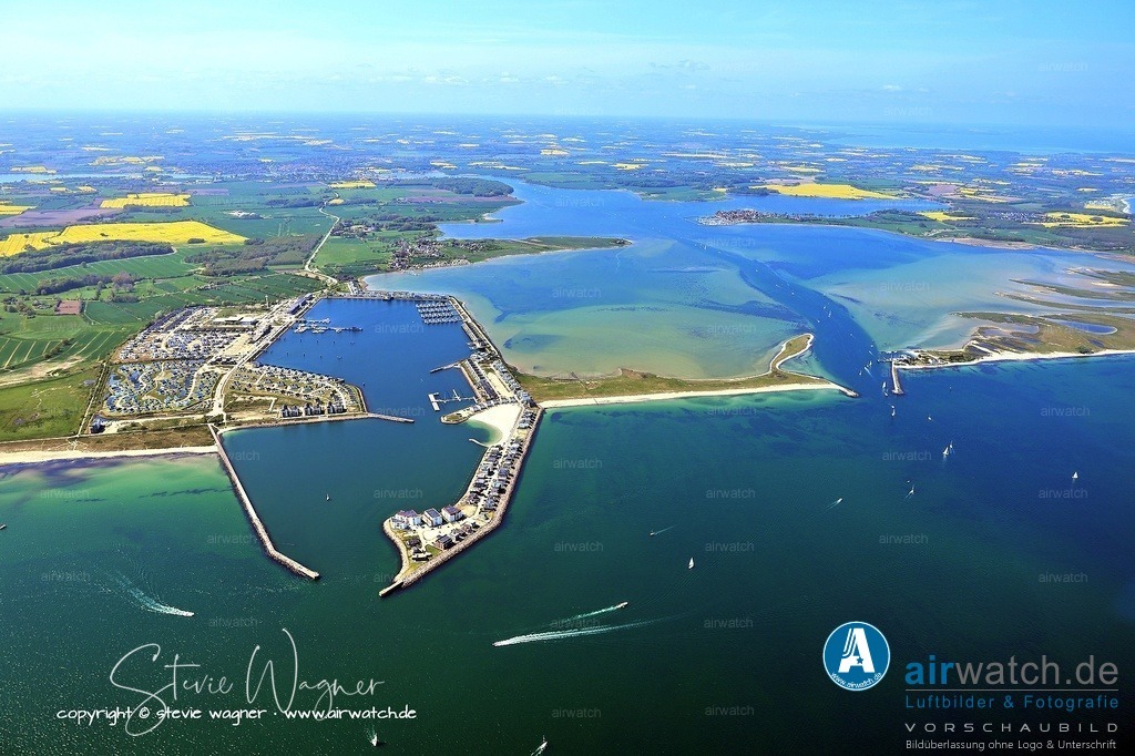 Luftbilder Ostseefjord Schlei, Maasholm, Port Olpenitz, Schleimünde | Tourismus und Infrastruktur - Das Resort positioniert sich zunehmend als maritimes Freizeit- und Wohnziel mit Fokus auf Nachhaltigkeit und Lebensqualität. Aktuelle Berichte betonen den Ausbau der Infrastruktur, darunter gastronomische Angebote und Freizeiteinrichtungen. Obwohl das ursprüngliche Großprojekt – ein „Ferienparadies“ im Stil eines Skan-Ports – gescheitert ist, wird nun ein realistischerer, schrittweiser Ansatz verfolgt, der auf langfristige Stabilität setzt.