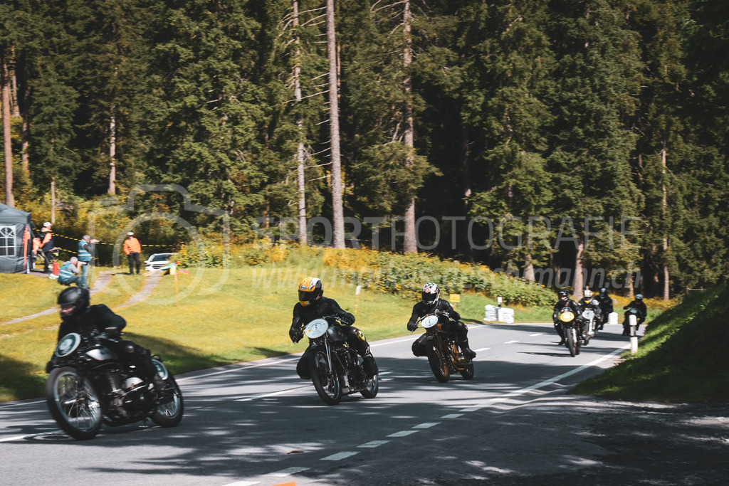 21. Arosa ClassicCar 2025 - 6. =September= 2025 | Das Feld der Motorräder am Arosa ClassicCar 2025..@arosaclassiccar, @arosa.official, #arosaclassiccar, #arosa, #76curves, #classiccarBild: Sportfotografie Markus Aeschimann | www.markus-aeschimann.ch - Realisiert mit Pictrs.com