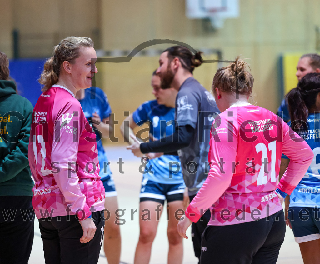 2023-01-21_015_SpVgg_Altenerding_gegen_TSV_Karlsfeld | Erding, Deutschland, 21.01.2023:
Handball, Bezirksoberliga Frauen Altbayern 2022 / 2023, 8. Spieltag, SpVgg Altenerding gegen TSV Karlsfeld, Endergebnis: 28:24

Johanna Forstner (TSV Eintracht Karlsfeld, #12), Laura Schestak (TSV Eintracht Karlsfeld, #21)

Foto: Christian Riedel / fotografie-riedel.net
