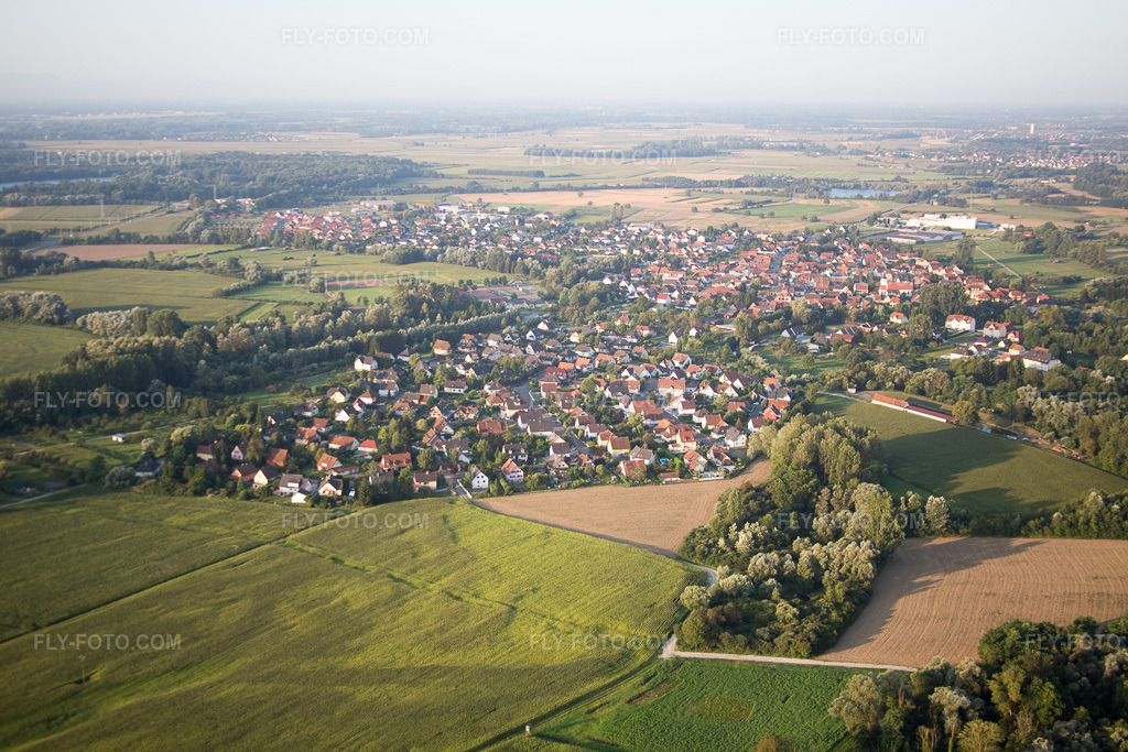 Aerial view: View of the town in Beinheim in the state Bas-Rhin, France.Photo: IMG_093080.jpg taken on 08/16/2016 by Werner Riehm/FLY-FOTO.comResolution of the original: 5472 x 3648 px
