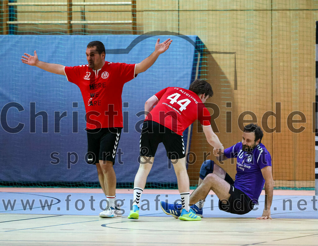 2022-11-12_004_SpVgg_Altenerding_III_gegen_TV_Altoetting_II | Erding, Deutschland, 12.11.2022:
Handball, Bezirksklasse Männer 2022 / 2023, 4. Spieltag, SpVgg Altenerding III gegen TV Altötting II, Endergebnis: 32:25

Andreas Klaffke (TV Altötting, #37), Johannes Petershofer (TV Altötting, #44), Stefan Walter (SpVgg Altenerding, #10)

Foto: Christian Riedel / fotografie-riedel.net