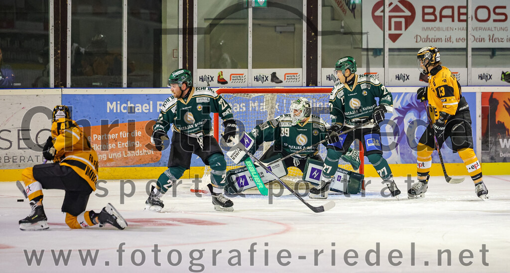 2025-08-22_041_TSV_Erding_gegen_EV_Fuessen | Erding, Deutschland, 22.08.2025:Eishockey, Oberliga Süd 2025 / 2026, Testspiel, TSV Erding gegen EV Füssen, Endergebnis: 1:4Marek Slavik (EV Füssen, #41), Grady Hobbs (Erding Gladiators, #22), Torwart Leon Meder (Erding Gladiators, #39), Mark Waldhausen (Erding Gladiators, #27), Xaver Tippmann (EV Füssen, #43)Foto: Christian Riedel / fotografie-riedel.net
