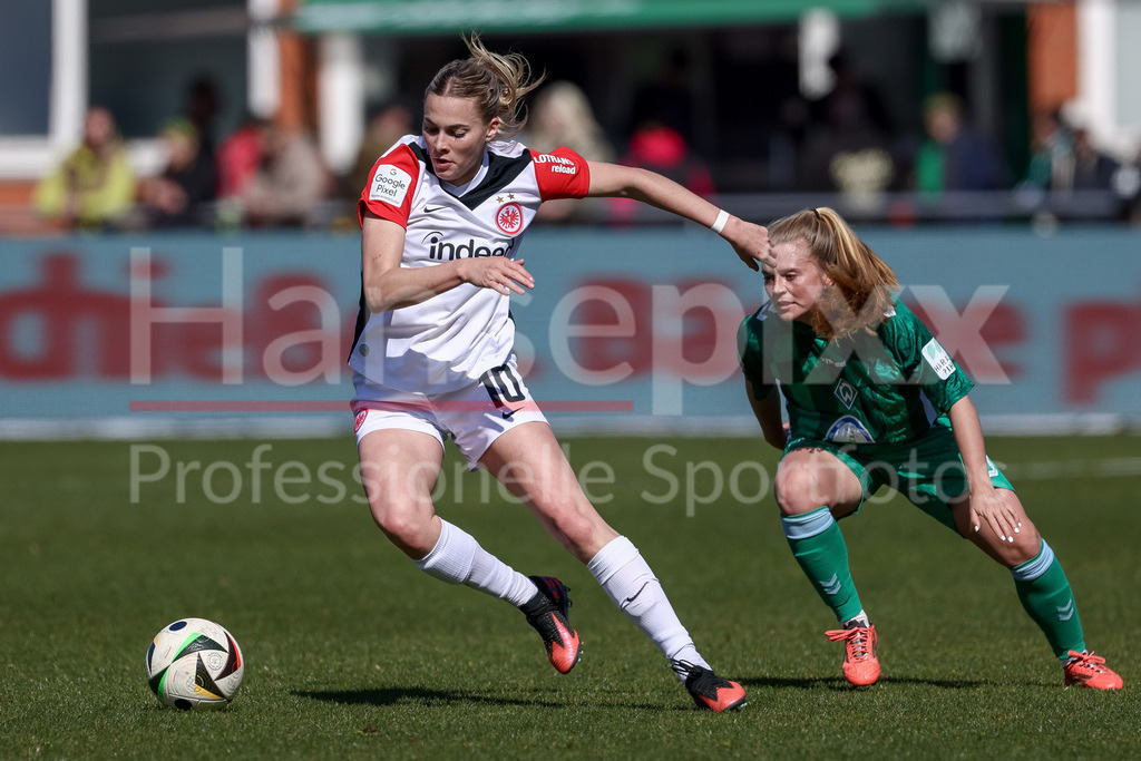 Fussball, Google Pixel Frauen-Bundesliga, SV Werder Bremen - Eintracht Frankfurt | v.li.: Laura Freigang (Eintracht Frankfurt, 10) und Ricarda Walkling (SV Werder Bremen, 13) im Zweikampf, Duell, Dynamik, Aktion, Action, Spielszene, DIE DFB-RICHTLINIEN UNTERSAGEN JEGLICHE NUTZUNG VON FOTOS ALS SEQUENZBILDER UND/ODER VIDEOÄHNLICHE FOTOSTRECKEN. DFB REGULATIONS PROHIBIT ANY USE OF PHOTOGRAPHS AS IMAGE SEQUENCES AND/OR QUASI-VIDEO.