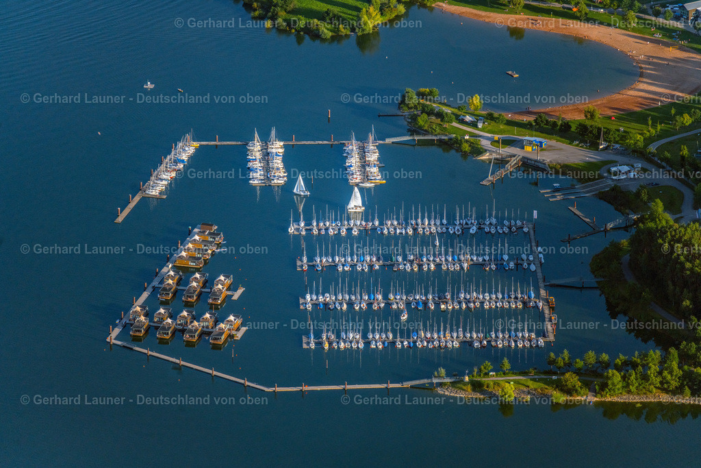 4051013 | PLEINFELD 03.09.2021 Yachthafen mit Sportboot- Anlegestellen und Bootsliegeplätzen am Uferbereich " Segelhafen Ramsberg " und den Floating Village auf dem " Großer Brombachsee "in Pleinfeld im Bundesland Bayern, Deutschland. Weiterführende Informationen bei: ELG Eco Lodges GmbH,  Wassersportgemeinschaft Altmühl-Brombachsee e.V.. // Pleasure boat marina with docks and moorings on the shore area " Segelhafen Ramsberg " and Floating Village on lake " Grosser Brombachsee " in Pleinfeld in the state Bavaria, Germany. Further information at: ELG Eco Lodges GmbH,  Wassersportgemeinschaft Altmuehl-Brombachsee e.V.. Foto: Gerhard Launer