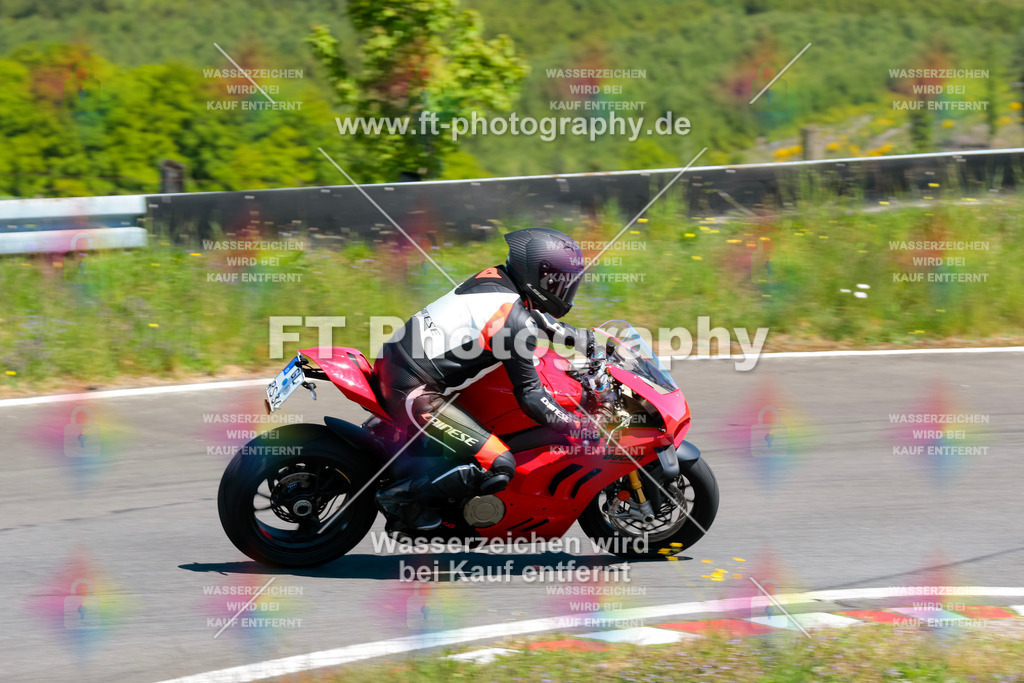 Moto-TeamOBK-21846 | Hier findet Ihr Bilder von Touristenfahrten auf der Nürburgring Nordschleife oder von anderen Veranstaltungen die ich besucht habe. Viel Spass beim Durch Schauen 
