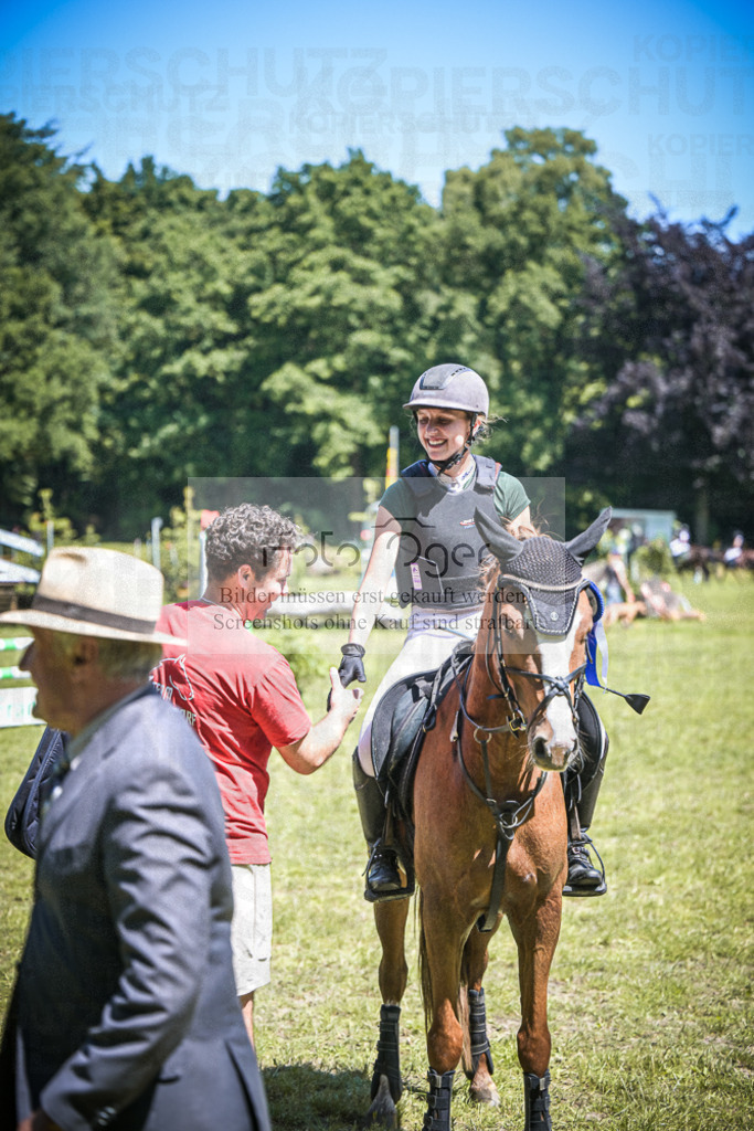 DOS_7704 | Entdecke hochwertige Reitturnierfotos von Foto Oger. Professionell, emotional und authentisch – jetzt Lieblingsmomente im Shop bestellen.Deutschlandweite Turnierfotografie. - Realisiert mit Pictrs.com