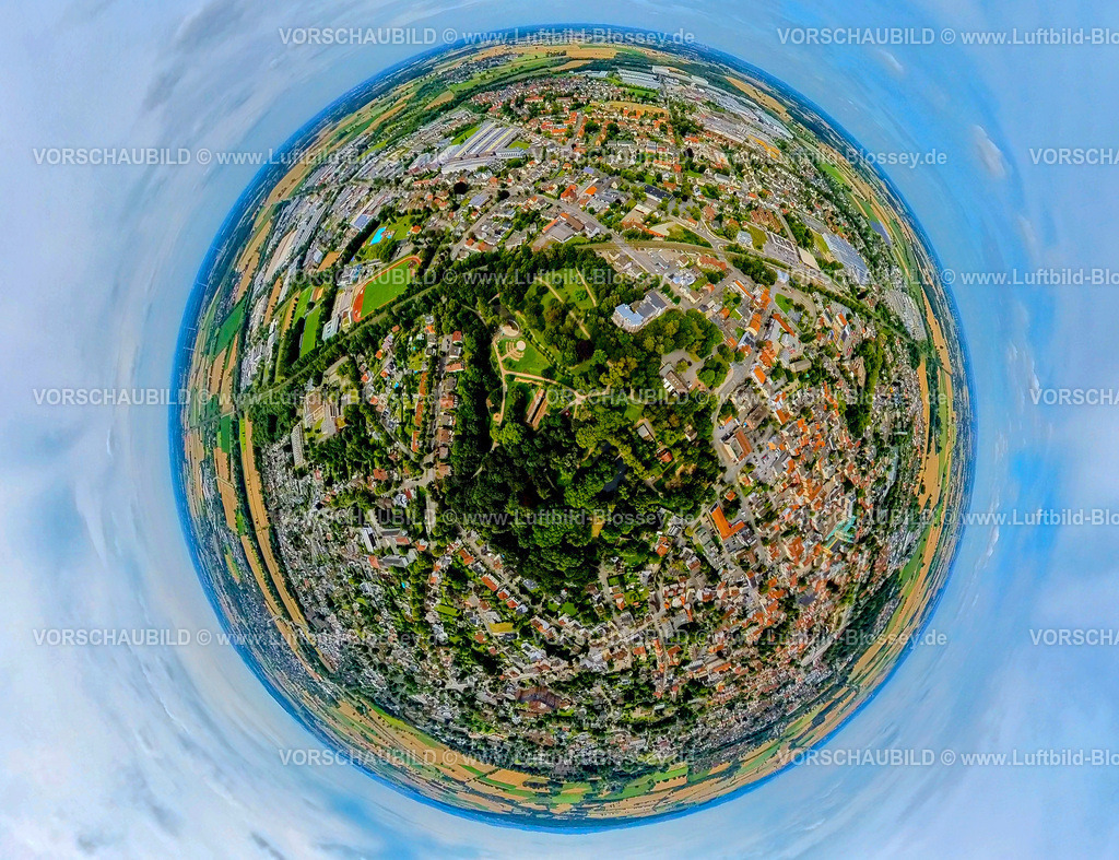 Werl240790040Kurpark | Luftbild, Kurpark Waldgebiet mit Saline, Baustelle am Salzbach Teich mit Wasserspielplatz und Veranstaltungsplatz, Erdkugel, Fisheye Aufnahme, Fischaugen Aufnahme, 360 Grad Aufnahme, tiny world, little planet, fisheye Bild, Werl, Soester Börde, Nordrhein-Westfalen, Deutschland