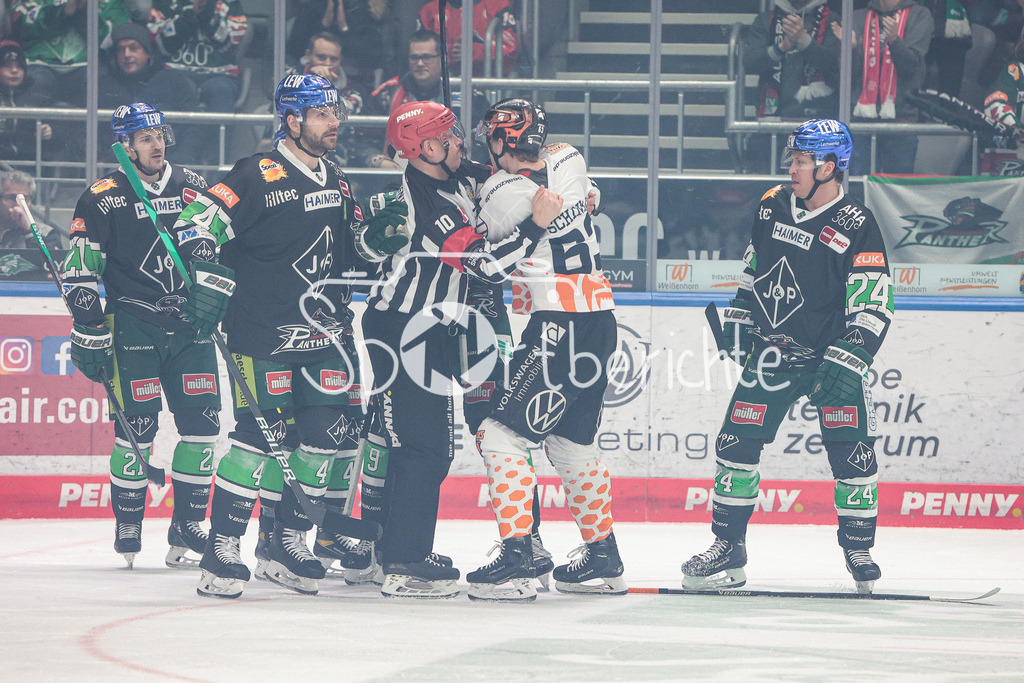 Augsburger Panther - Grizzlys Wolfsburg | Die Panther jubeln ueber den Treffer zum 1- 0 druch David STIELER (AEV #21) / Luis SCHINKO (WOB #63) hat etwas dagegen