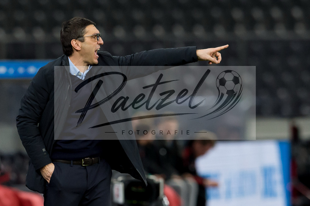 BSCFCB20220123_250 | Fussball, Herren: Trainer Tayfun Korkut (Hertha BSC) gestikuliert, Gestik bei dem Spiel der 1. Bundesliga zwischen Hertha BSC und FC Bayern Muenchen im Olypiastadion am 23.01.2022 in Berlin, Deutschland.DFB / DFL REGULATIONS PROHIBIT ANY USE OF PHOTOGRAPHS AS IMAGE SEQUENCES AND/OR QUASI-VIDEO. - Realisiert mit Pictrs.com