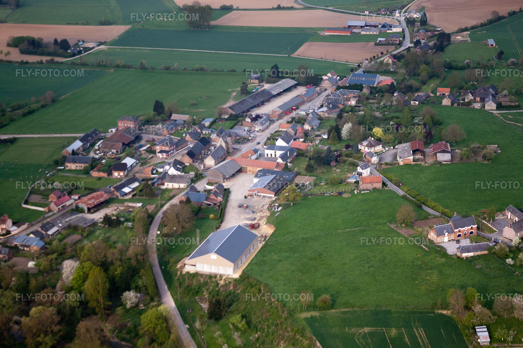 Aerial view: View of the town in Monceau-sur-Oise in the state Aisne, France. – Photo: IMG_39986.jpg taken on 04/17/2011 by Werner Riehm/FLY-FOTO.com – Resolution of the original: 4752 x 3168 px