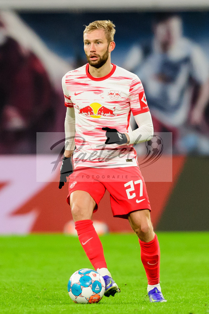 RBLLEV20211128_149 | Fussball, Herren: Konrad Laimer (RB Leipzig) in Aktion, am Ball, Einzelaktion bei dem Spiel der 1. Bundesliga zwischen RB Leipzig und Bayer 04 Leverkusen in der Red Bull Arena am 28.11.2021 in Leipzig, Deutschland.DFB / DFL REGULATIONS PROHIBIT ANY USE OF PHOTOGRAPHS AS IMAGE SEQUENCES AND/OR QUASI-VIDEO. - Realisiert mit Pictrs.com