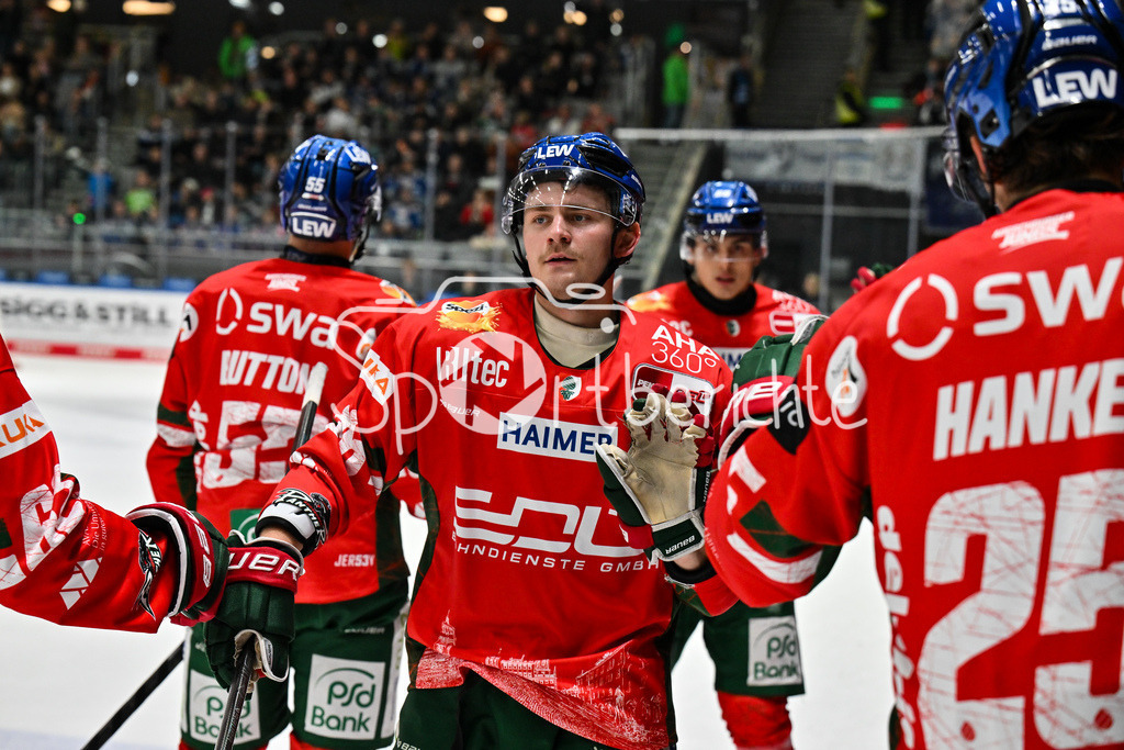 Augsburger Panther - Schwenninger Wild Wings | AUGSBURG, DEUTSCHLAND - 2. NOVEMBER: Jubel der Panther nach dem Treffer zum 4-1 durch D. J. BUSDEKER (Augsburger Panther 14), Tor / Torschuetze / Freude / Happy beim Ligaspiel zwischen den Augsburger Panthern und den Schwenninger Wild Wings am 17. Spieltag der Penny DEL im Curt Frenzel Stadion am 02.11.2025 / Alexander BLANK (Augsburger Panther 26)