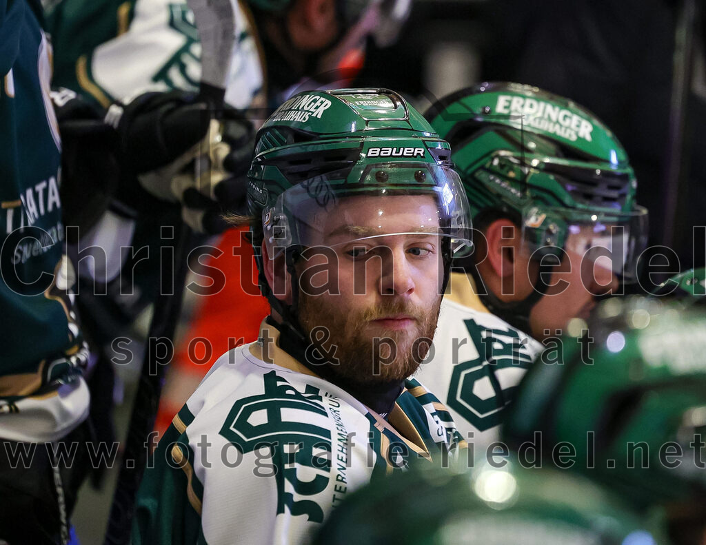 2025-11-25_050_TSV_Erding_gegen_EHF_Passau_Black_Hawks | Erding, Deutschland, 25.11.2025:Eishockey, Oberliga Süd 2025 / 2026, 20. Spieltag, TSV Erding gegen EHF Passau Black Hawks, Endergebnis: 2:3 n.V.Grady Hobbs (Erding Gladiators, #22)Foto: Christian Riedel / fotografie-riedel.net