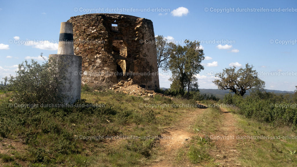 Hügel mit Ruine einer Windmühle zwischen Barrigões und California in der einsamen Serra do Caldeirão, Algarve | Hügel mit Ruine einer Windmühle zwischen Barrigões und California in der einsamen Serra do Caldeirão, Algarve - Realisiert mit Pictrs.com