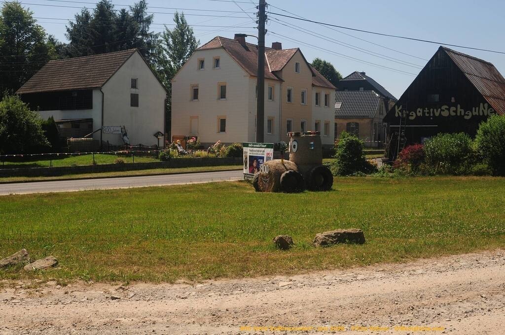 Geißmannsdorf-2026-Ortsbilder-442 | Geißmannsdorf bei Bischofswerda im Sommer 2026. Ein fotografischer Streifzug durch das Dorf Geißmannsdorf, mit Gebäuden, Straßen, Strohpuppen und geschmückten Vorgärten und Grundstücken anlässlich der 800-Jahr-Feier von Geißmannsdorf im Juni 2026 - Realisiert mit Pictrs.com