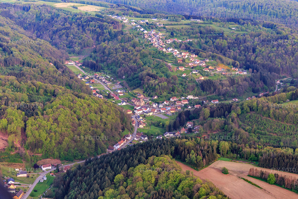Vue aérienne: Vue de la ville depuis le nord-ouest à Lambach dans le département Moselle, France.Photo: IMG_140434.jpg prise le 30/04/2024 par Werner Riehm/FLY-FOTO.euRésolution de l'original: 5472 x 3648 px