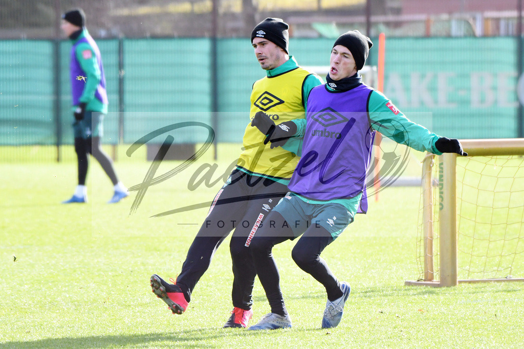 20200212_TRASVW_0075 | Fussball, Herren: Fin Bartels (Werder Bremen) und Benjamin Goller (Werder Bremen) schauen waehrend der Trainingseinheit des SV Werder Bremen auf dem wohninvest Weserstadion Trainingsplatz am 12.02.2020 in Bremen, Deutschland. - Realisiert mit Pictrs.com