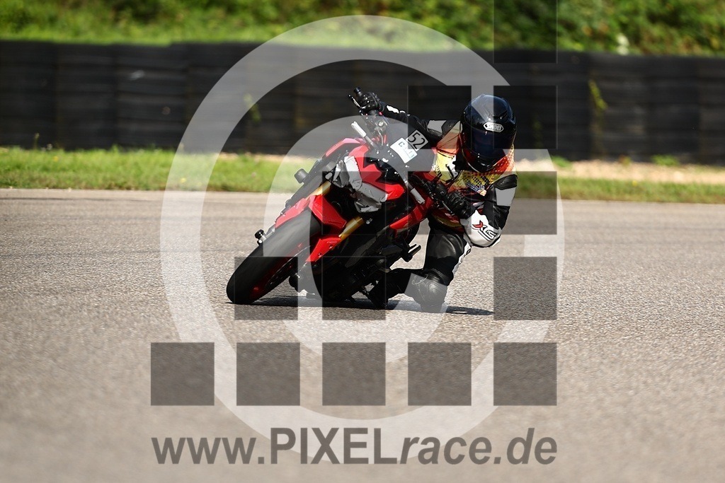 0052-20250928_01360 | Schöne Erinnerungen an spannende Momente - das festzuhalten ist unser Job. PIXELrace.de ist seit 2003 auf den Rennstrecken Europas unterwegs um die Action draußen beim Fahren und die wunderbare Stimmung imm Fahrerlager für euch einzufangen.
