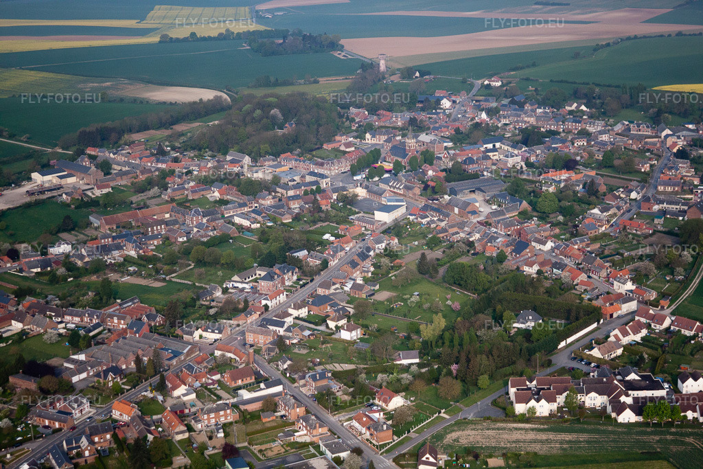 Vue aérienne: Vue de la ville à Beaurevoir dans le département Aisne, France. Photo: IMG_40015.jpg prise le 17/04/2011 par Werner Riehm/FLY-FOTO.eu – Résolution de l'original: 4752 x 3168 px