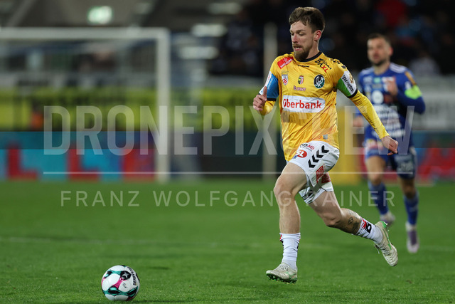 TSV Egger Glas Hartberg vs SV Oberbank Ried – Austrian Bundesliga Match | The image shows Philipp Pomer (Ried) run with the ball, at the Bundesliga match TSV Hartberg vs SV Ried at Profertil Arena Hartberg. 22.11.2025