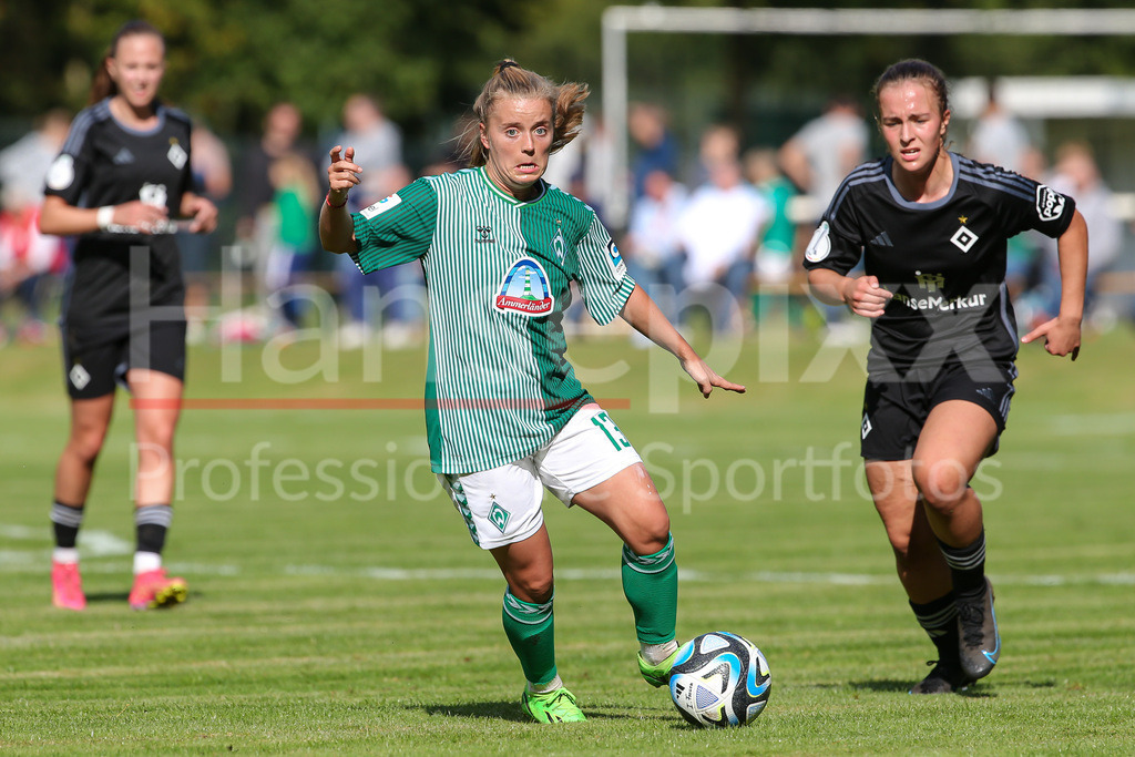Fussball, Testspiel Frauen, Hamburger SV - SV Werder Bremen | v.li.: Ricarda Walkling (SV Werder Bremen, 13) am Ball, Einzelbild, Ganzkörper, Aktion, Action, Spielszene